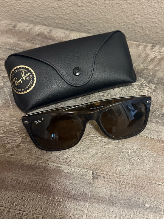 Ray-Ban Accessories - Authentic Ray-Ban Wayfarer Sunglasses in Tortoiseshell and Brown with Case!